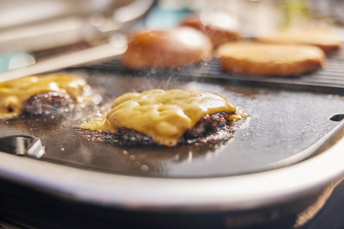 grillowanie na grillu elektrycznym - burgery wołowe z roztopionym serem na płycie żeliwnej 